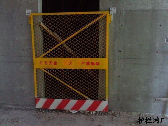 电梯井防护门为什么选择玉和护栏网厂家?