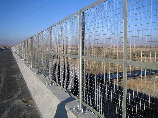 机场隔离栅如何提高护栏使用寿命