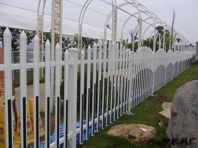 pvc草坪护栏安装步骤