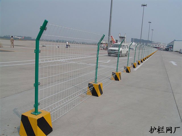 高速公路护栏网材质如何选择