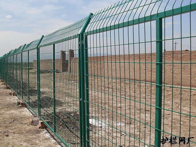 焊接网隔离栅如何让护栏网寿命更长