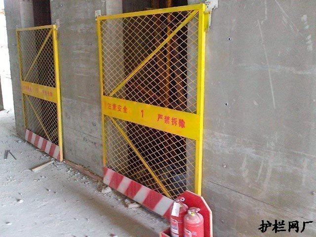 钢板网电梯防护门安装过程详解