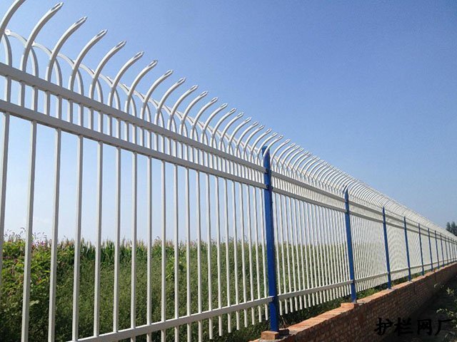 热镀锌护栏网常见施工护栏造价究竟为多少?