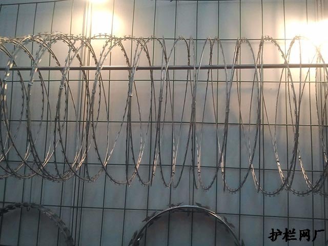 刺丝护栏网采用什么样的电镀工艺进行工生产?