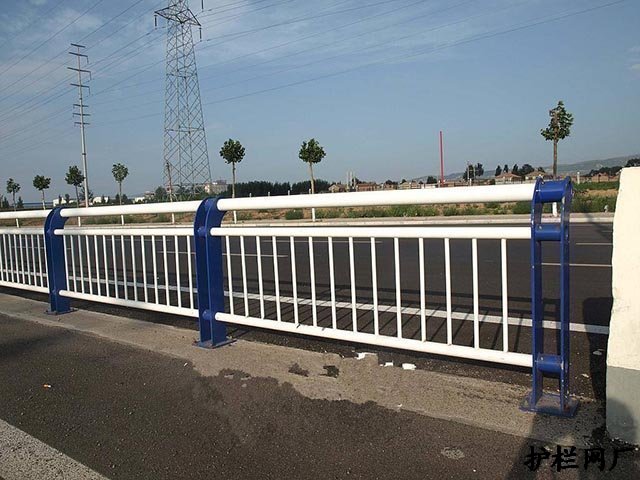 马路护栏在什么地方安装使用