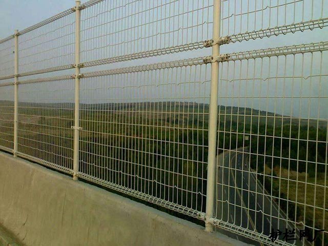 高架桥护栏网是怎么安装的