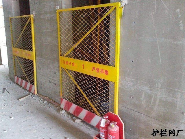 施工电梯防护门怎么安装护栏网
