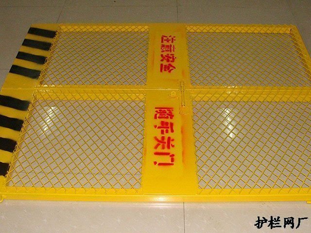 施工电梯防护门产品的特点