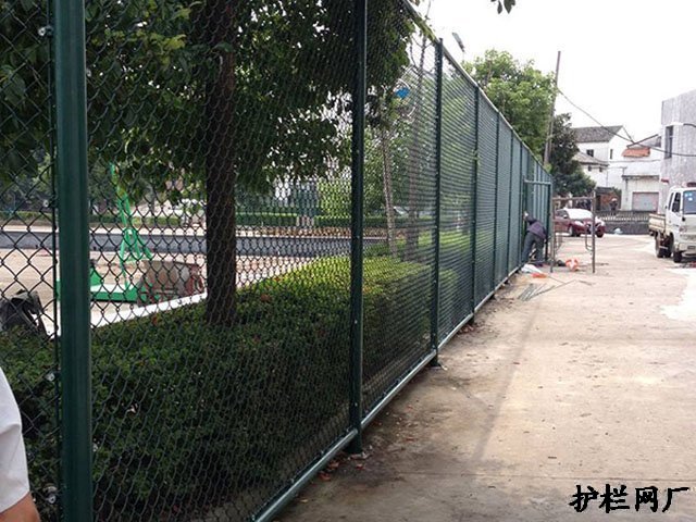 球场围栏网一米需要多少混凝土