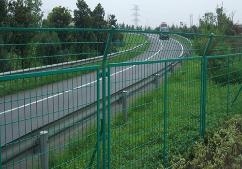 绿色浸塑护栏网如何维护